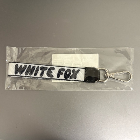 White Fox Boutique Black & White Key Wristlet Strap - Picture 4 of 4